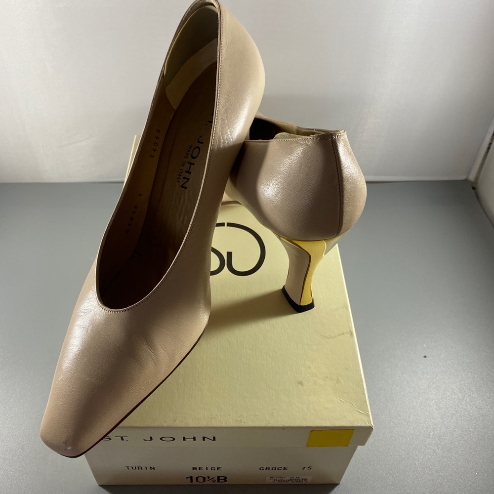 St John beige  Closed toe pump size 101/2